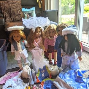 5 American Girl Dolls 2 beds 2 garment bags  etc